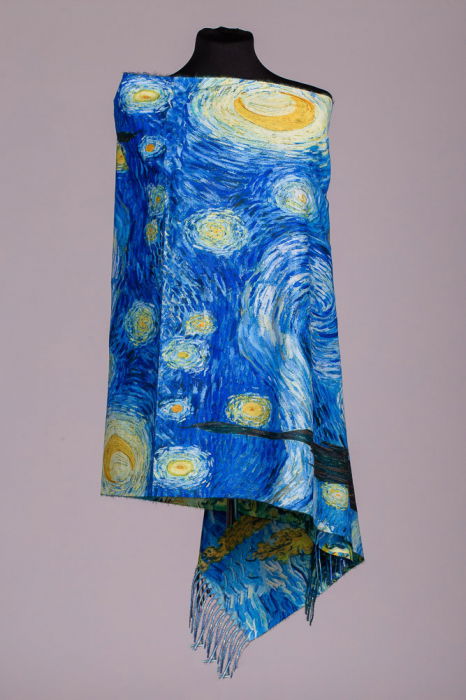 Esarfa vascoza imprimata cu o reproducere dupa pictura celebra a lui Van Gogh   Noapte Instelata