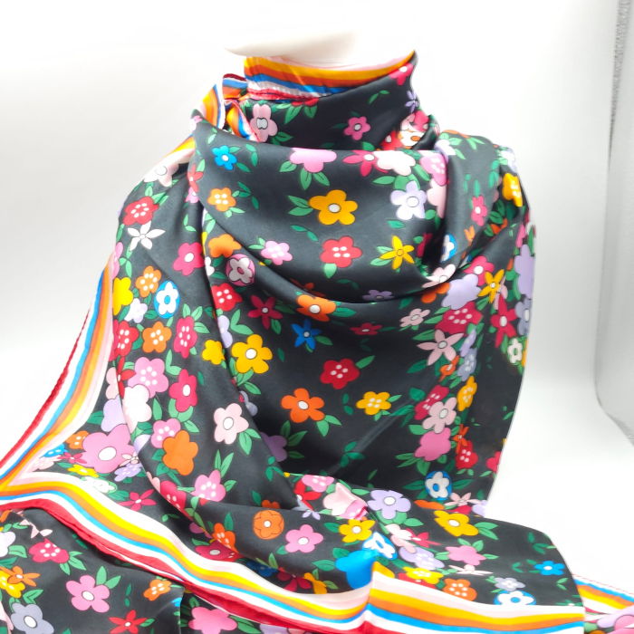 Esarfa dreptunghiulara tip pareo, cu imprimeu floral multicolor pe fond negru [1]