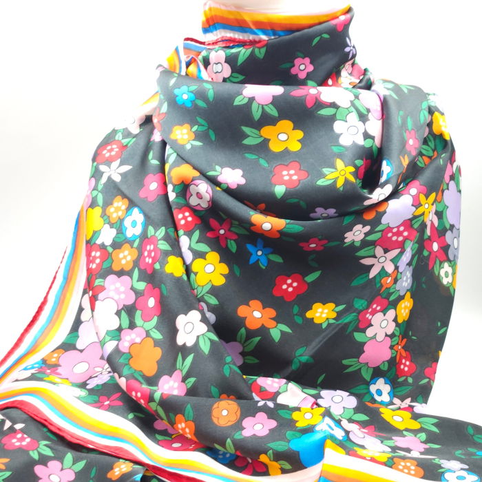 Esarfa dreptunghiulara tip pareo, cu imprimeu floral multicolor pe fond negru [2]