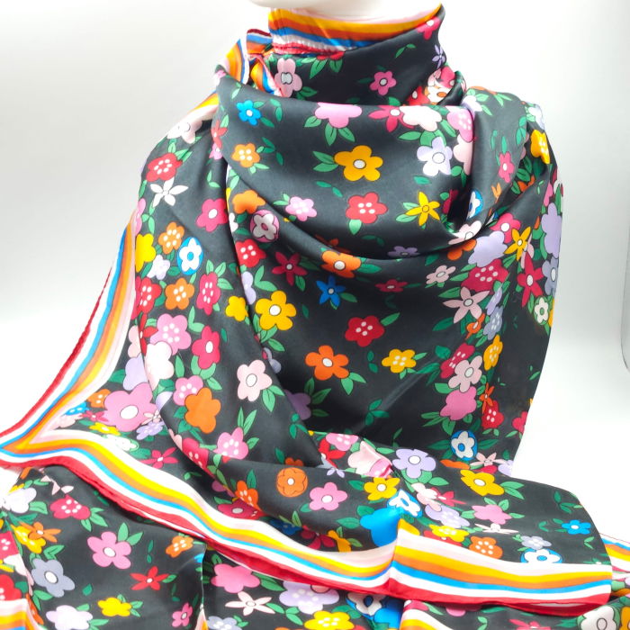 Esarfa dreptunghiulara tip pareo, cu imprimeu floral multicolor pe fond negru [3]