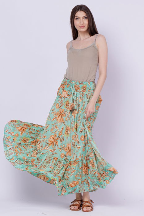 Fusta ampla cu doua volane din matase indiana cu flori caramizii pe fond verde menta [3]