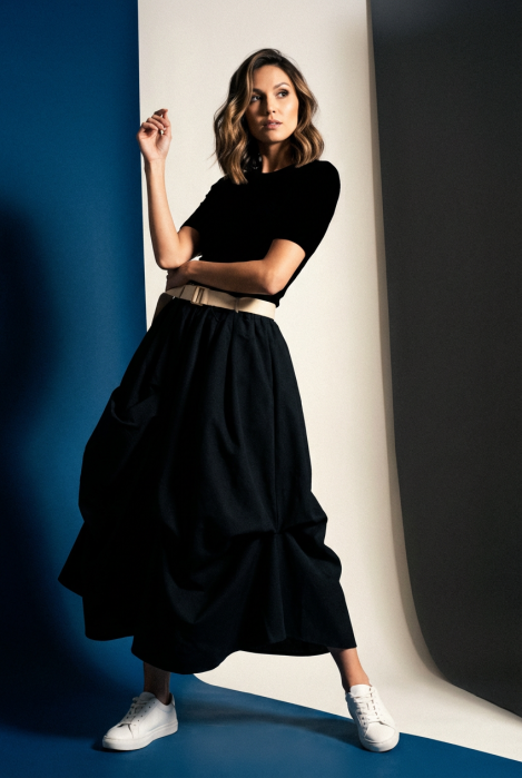 Fusta ampla din tafta neagra cu drapaj sculptural si talie marcata [1]