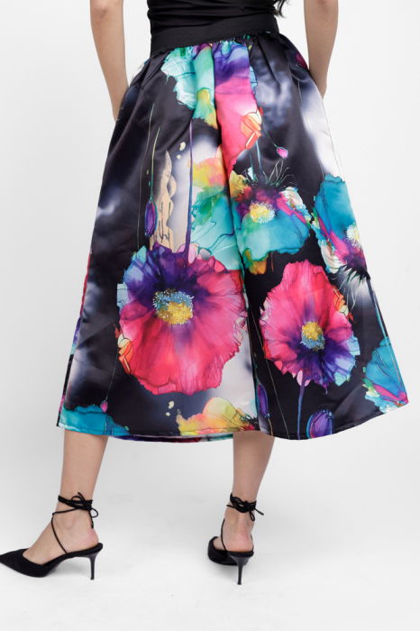 Fusta ampla maxi satinata cu imprimeu floral pictural, pe fond negru [3]