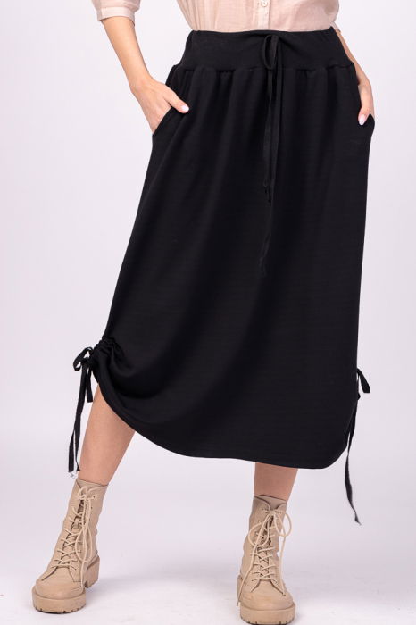 Fusta lunga, neagra din bumbac, cu sireturi laterale la baza [3]