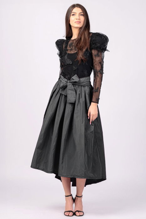 Fusta gri, cu trena, ampla, din tafta [1]