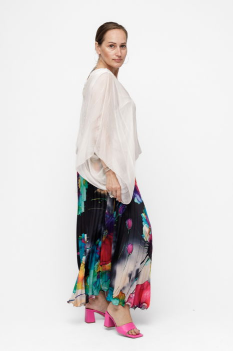 Fusta eleganta, plisata, satinata, cu imprimeu floral pictural pe fond negru [5]