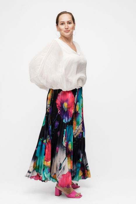 Fusta eleganta, plisata, satinata, cu imprimeu floral pictural pe fond negru [4]