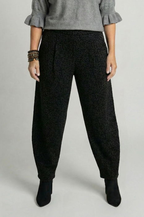 Pantaloni negri lejeri cu imprimeu subtil emosat animal print – croi relaxat, talie confortabila [2]