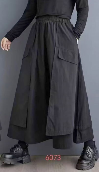 Fusta lunga ampla cu suprapuneri laterale, neagra [1]