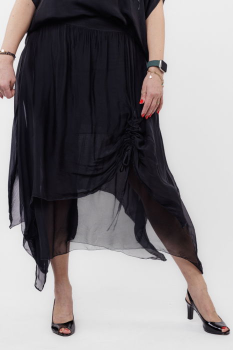 Fusta lunga in colturi, din matase si vascoza, suprapusa, cu snur vertical, neagra [1]