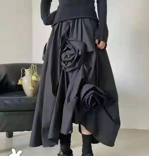 Fusta neagra din bumbac satinat cu trei aplicatii sub forma de boboc [1]