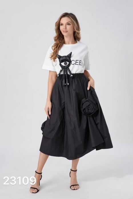 Fusta neagra din bumbac satinat cu trei aplicatii sub forma de boboc [3]