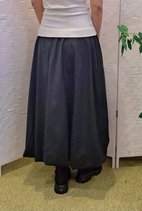 Fusta neagra midi, gogosar, material tip rips – model elegant si versatil [3]