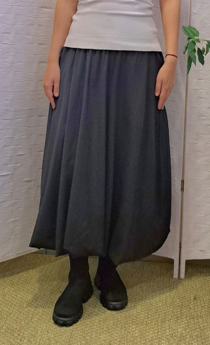 Fusta neagra midi, gogosar, material tip rips – model elegant si versatil [2]