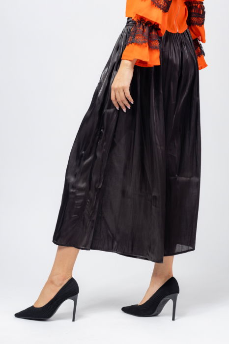 Pantaloni eleganti, negri, cu aspect lucios [3]