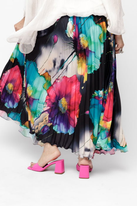 Fusta eleganta, plisata, satinata, cu imprimeu floral pictural pe fond negru [2]