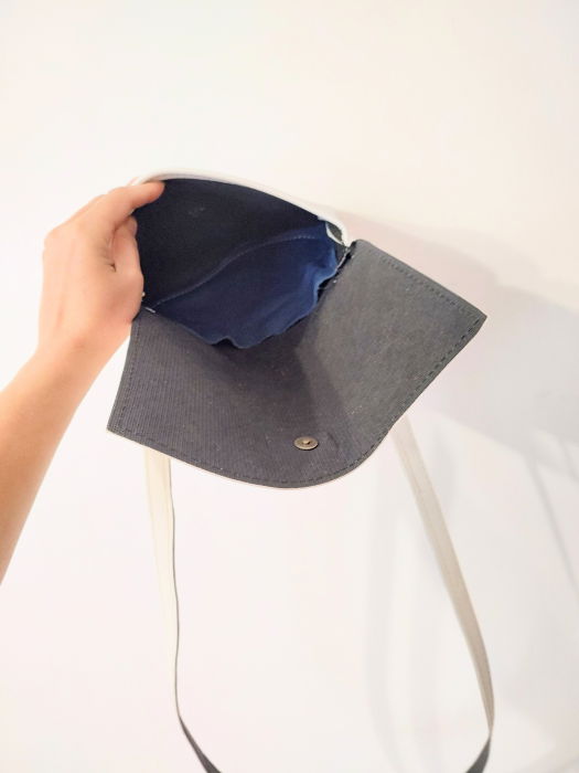 Geanta alba din piele naturala ,cu pisicuța pictata [2]