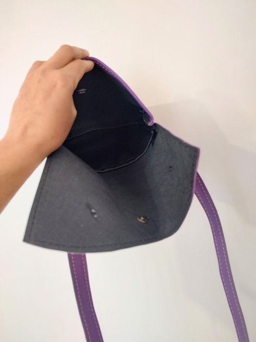 Geanta mov din piele naturala ,cu margarete și mesaje pictate [2]