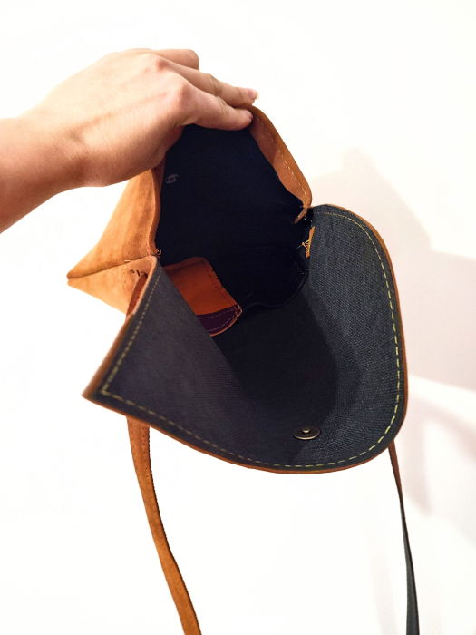 Geanta  Camel, din piele naturala ,cu bufnita pictata și note muzicale [2]