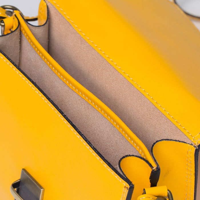 Geanta crossbody galbena din piele naturala, tip postas [3]