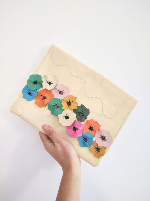 Geanta handmade , din piele naturala ivoire , cu maci colorati