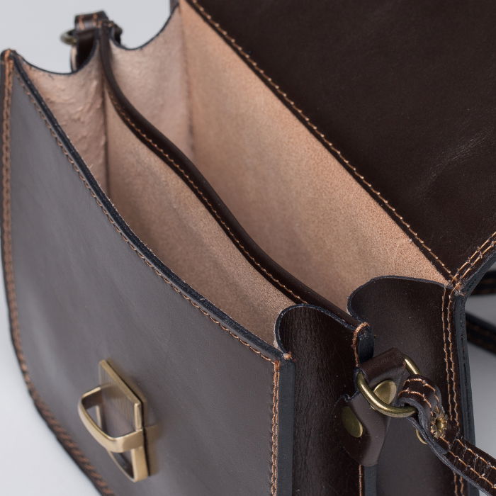 Geanta crossbody maro inchis din piele naturala, tip postas [3]