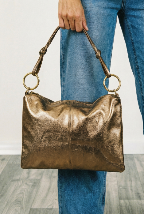 Geanta plic mare cu inele mari aurii si doua barete, din piele naturala auriu inchis [8]