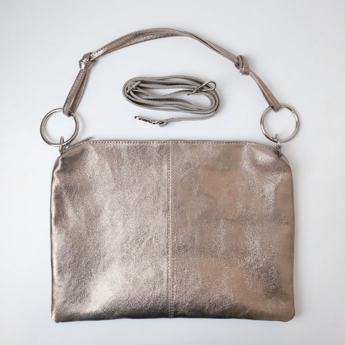 Geanta plic mare cu inele mari aurii si doua barete, din piele naturala auriu inchis [2]