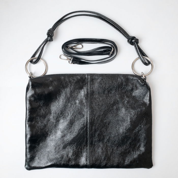 Geanta plic mare cu inele mari aurii si doua barete, din piele naturala neagra metalizata [2]