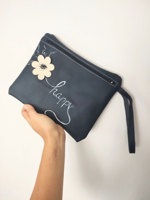 Geanta portfard handmade , din piele naturala bleumarin , cu margareta aplicata  și mesaj [2]