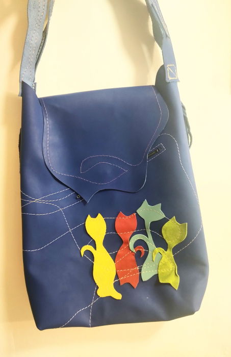 Geanta sac albastru electric,cu pisicute  colorate ,din piele naturala