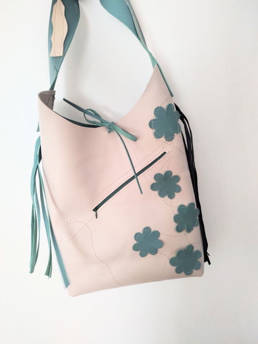 Geanta sac in doua nuante  ,din piele naturala ,cu margarete ,unicat