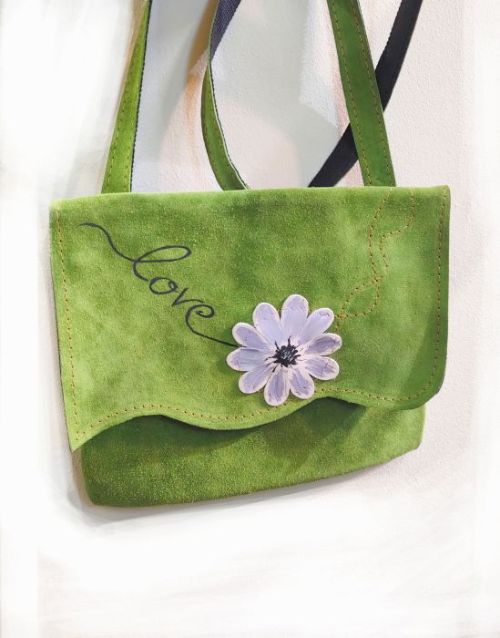 Geanta verde olive din piele naturala intoarsa ,cu  crizantema alba si mesaj
