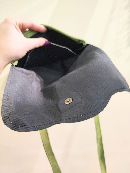 Geanta verde olive din piele naturala întoarsă ,cu  crizantema alba și mesaj [2]