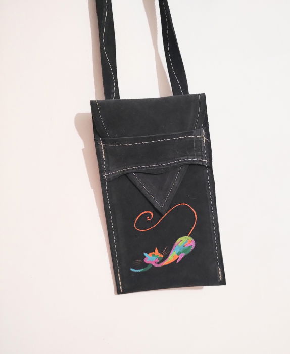 Husa gri inchis din piele naturala ,pentru telefon , cu pisicuta [2]