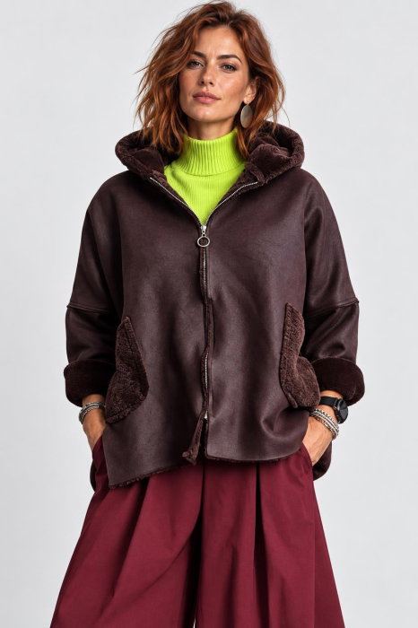 Jacheta dama oversized tip cojoc cu gluga si efect de piele intoarsa, maro ciocolatiu — Colecție Damă, Geci