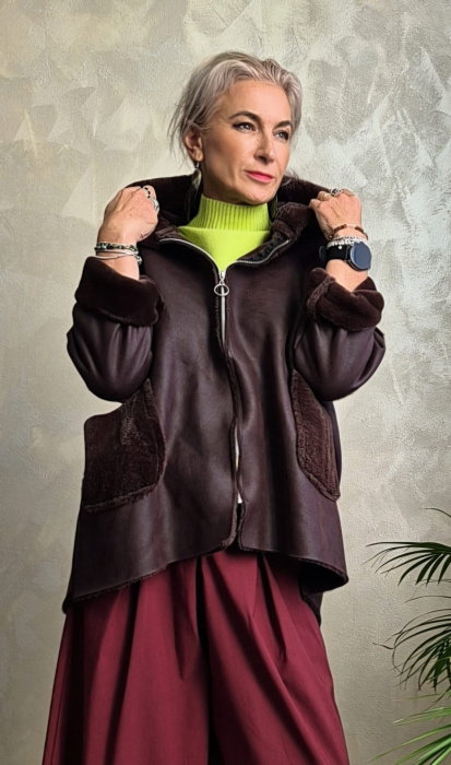 Jacheta dama oversized tip cojoc cu gluga si efect de piele intoarsa, maro ciocolatiu