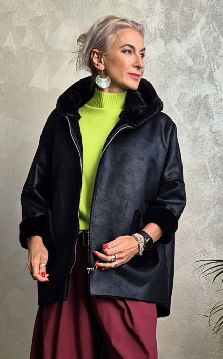 Jacheta dama oversized tip cojoc cu gluga si efect de piele intoarsa, neagra