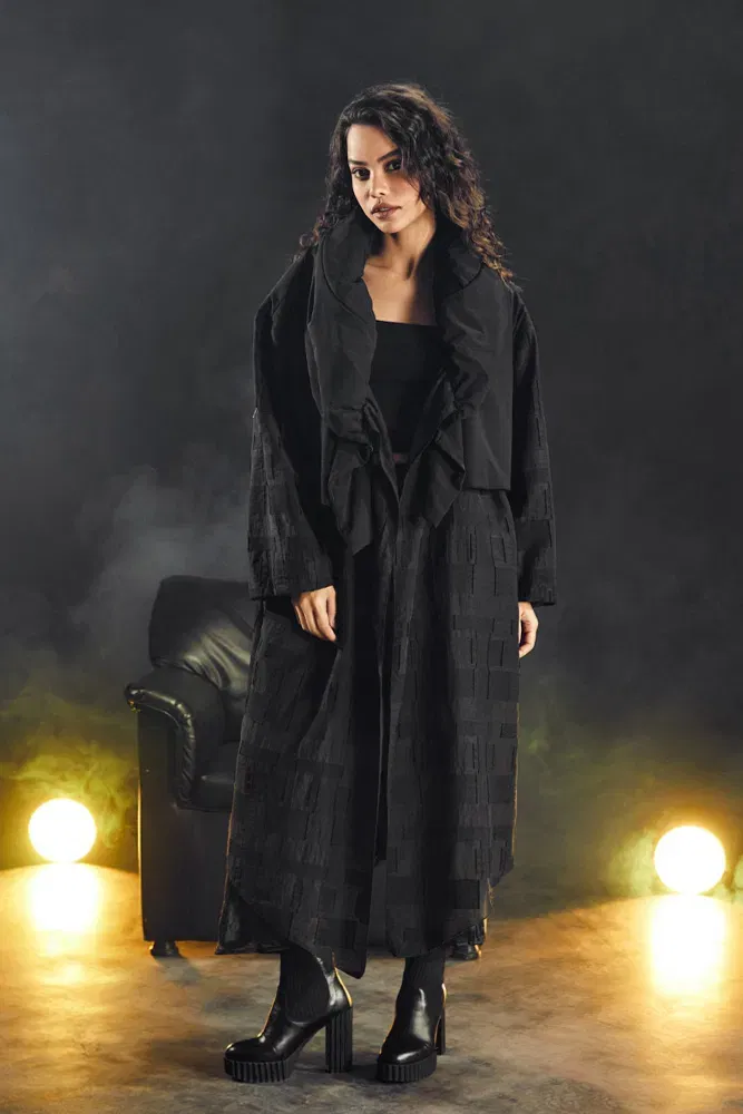 Jacheta neagra oversize cu revere teatrale și croi asimetric [2]