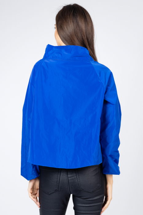 Jacheta scurta din tafta albastru electric, petrecuta in fata [4]
