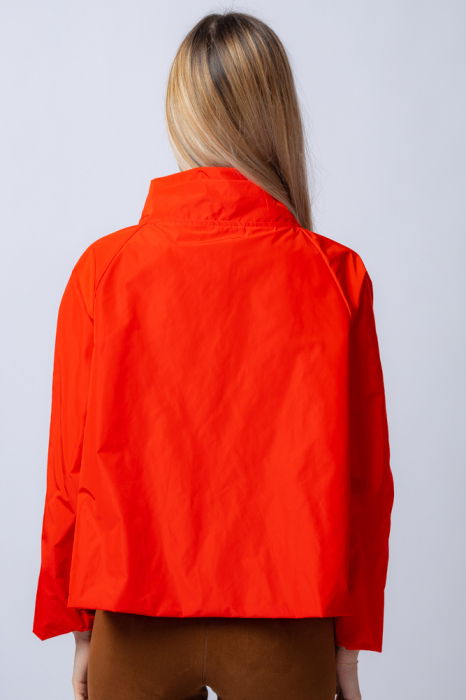 Jacheta scurta din tafta rosie petrecuta in fata [3]