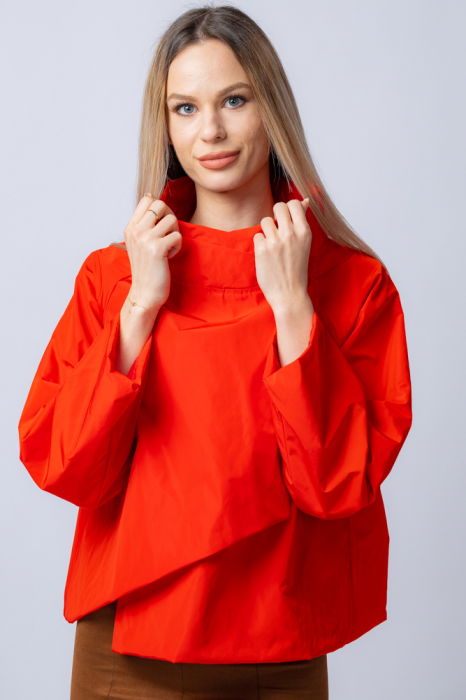 Jacheta scurta din tafta rosie petrecuta in fata [1]