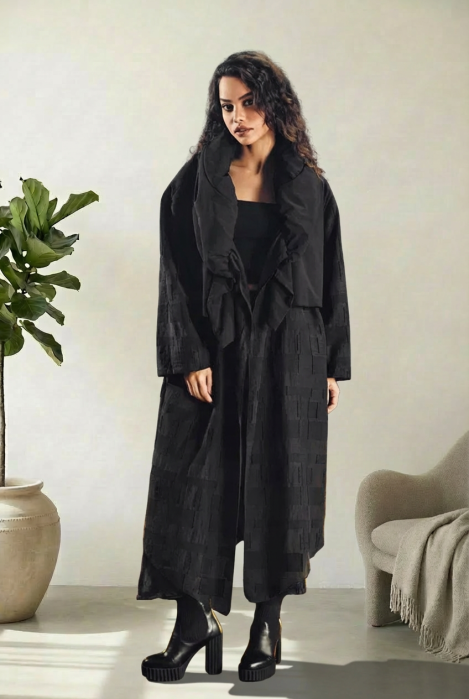 Jacheta neagra oversize cu revere teatrale și croi asimetric [1]