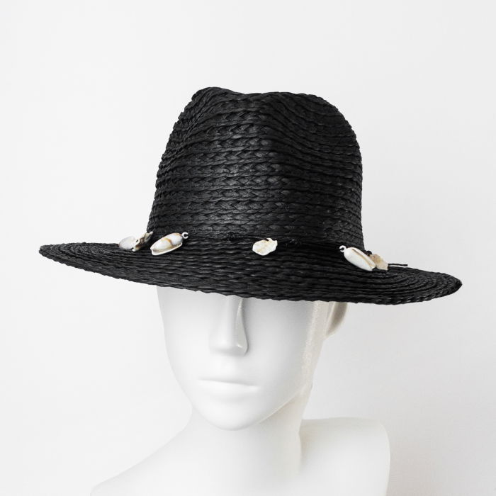 Palarie de paie impletita cu decoratiune din scoici, neagra