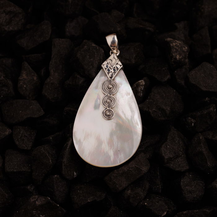 Pandant cu forma de lacrima 2.5 x 5 cm cu scoica naturala si decoratiune din argint 925 [3]