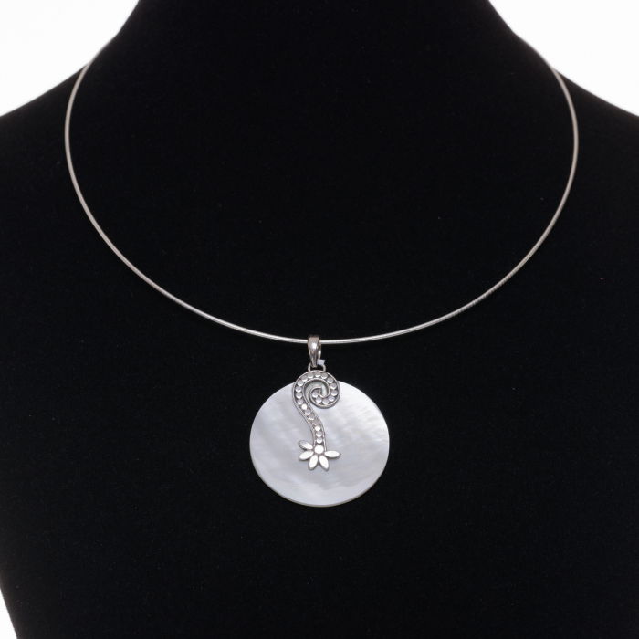 Pandant rotund 3 cm cu scoica naturala si decoratiune din argint 925 [2]