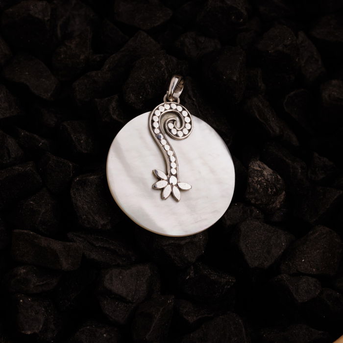 Pandant oval 3 x 4 cm cu scoica naturala si decoratiune din argint 925 [4]