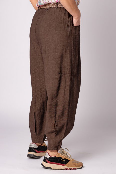 Pantaloni maro, masura mare, cu curea, din vascoza [2]