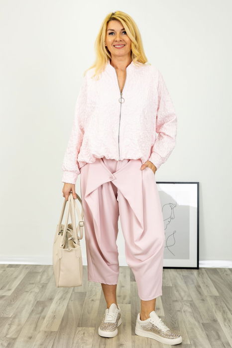 Pantaloni roz deschis cu design urban petrecut cu nasture [1]