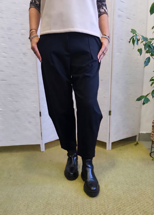 Pantaloni carrot, croiala conica cu pense, din tricot vascoza punto milano, negri [1]